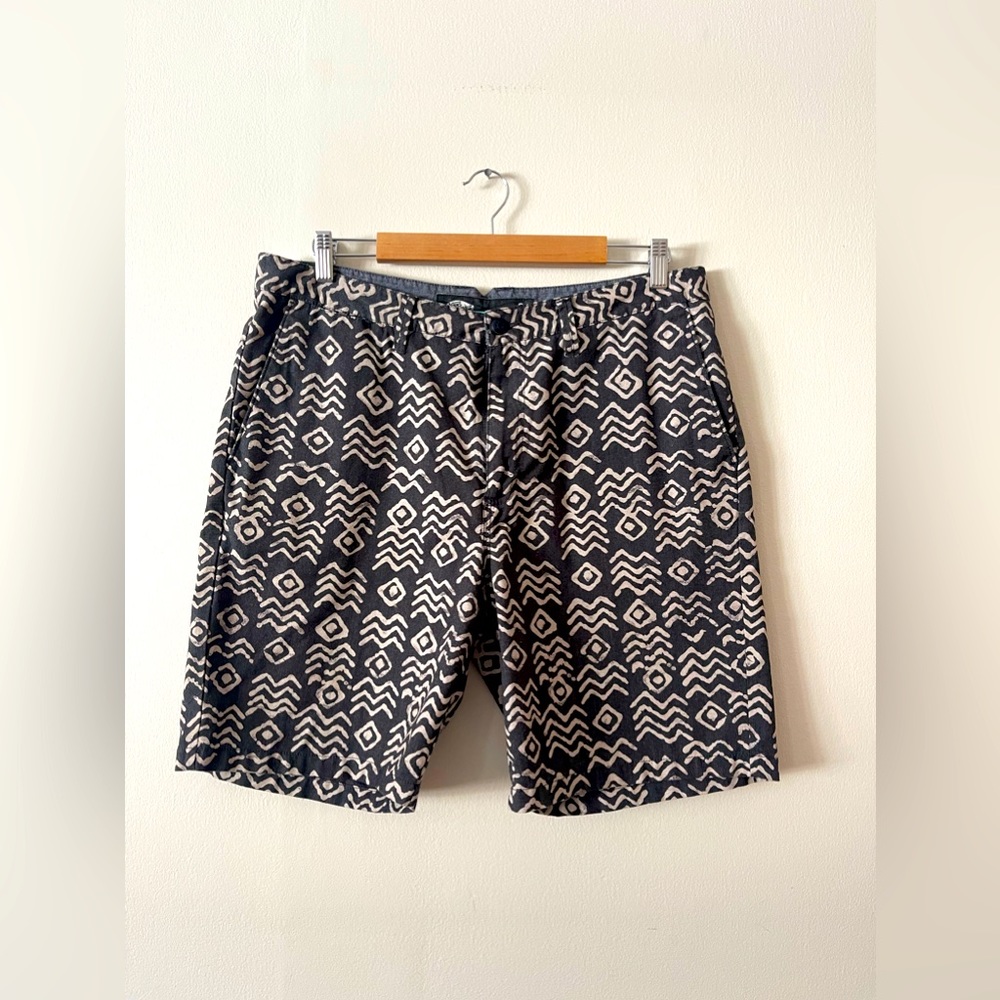 Vans Back & White Aztec Patterned Shorts - Men’s Size 36